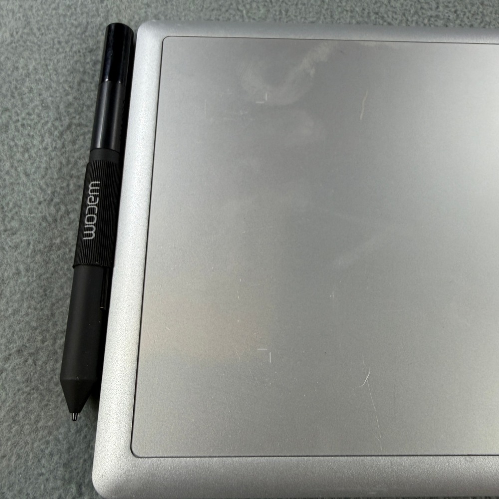 Wacom Bamboo Capture‎ CTH-470 Graphics Drawing Tablet w/ Stylus Pen Silver Black - Picture 3 of 6